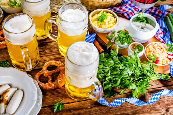 Cerveza Oktoberfest Pretzels Varias Especialidades Bávaras Sobre Fondo Madera — Foto de Stock