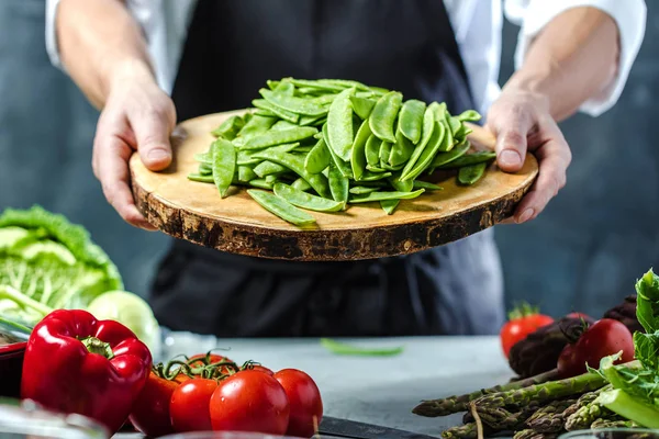 Chef Cuisinier Préparant Des Légumes Dans Cuisine — Photo