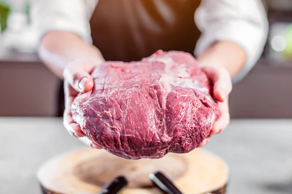 Chef Cocina Restaurante Está Cortando Carne Filete — Foto de Stock