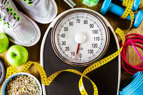 Sport Und Trainingsgeräte Auf Holzboden Mit Gesunden Snacks Gewichtsverlust Und — Stockfoto