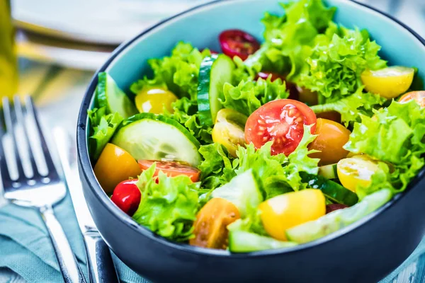 Salade Légumes Dans Bol Sur Table Cuisine — Photo