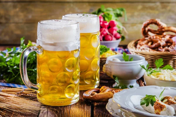 Oktoberfest Bier Pretzels Diverse Beierse Specialiteiten Houten Ondergrond — Stockfoto