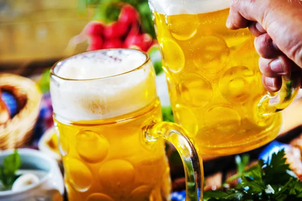 Wiesn Bier Brezeln Und Verschiedene Bayerische Spezialitäten Auf Holzboden — Stockfoto