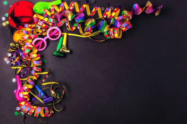 Renkli Doğum günü çerçeve taş zemin üzerine parti öğelerle