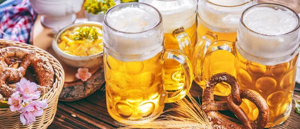 Oktoberfest Sör Perecek Különböző Bajor Specialitások Fából Készült Háttérrel — Stock Fotó