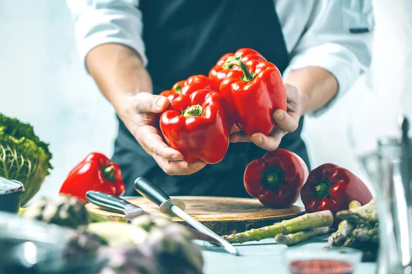Chef Kok Voorbereiding Van Groenten Zijn Keuken — Stockfoto