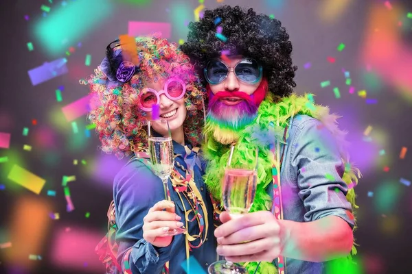 Glücklicher Mann Und Frau Mit Farbigen Perücken Und Partyartikeln — Stockfoto
