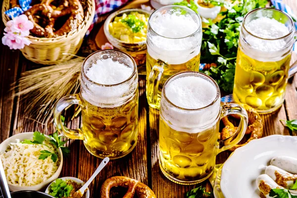 Cerveza Oktoberfest Pretzels Varias Especialidades Bávaras Sobre Fondo Madera — Foto de Stock