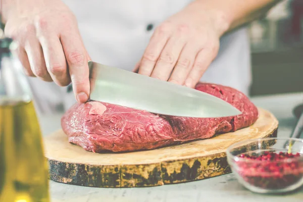 Chef Cocina Restaurante Está Cortando Carne Filete — Foto de Stock