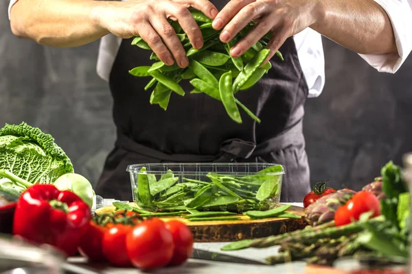 Szakács Szakács Előkészítése Zöldségek Konyhában — Stock Fotó