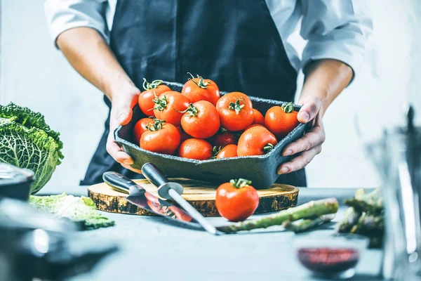 Cocinero Preparando Verduras Cocina —  Fotos de Stock