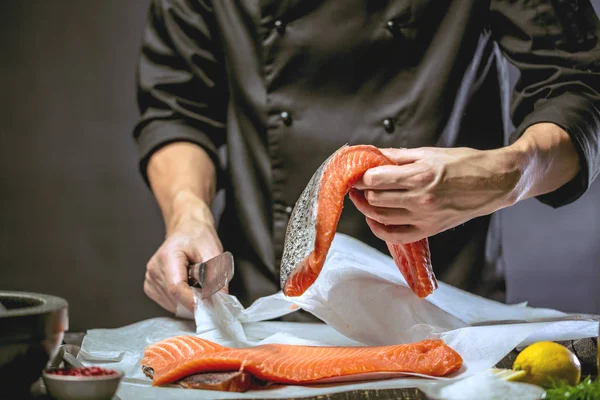 Salmón Grande Manos Del Cocinero Hombre Usando Cuchillo Para Cortar — Foto de Stock