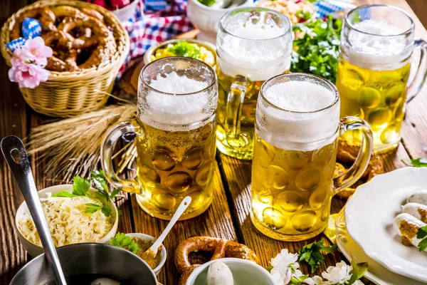 Cerveza Oktoberfest Pretzels Varias Especialidades Bávaras Sobre Fondo Madera — Foto de Stock