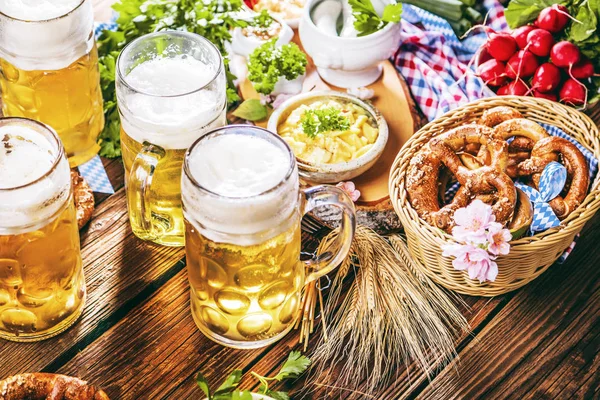 Cerveza Oktoberfest Pretzels Varias Especialidades Bávaras Sobre Fondo Madera —  Fotos de Stock