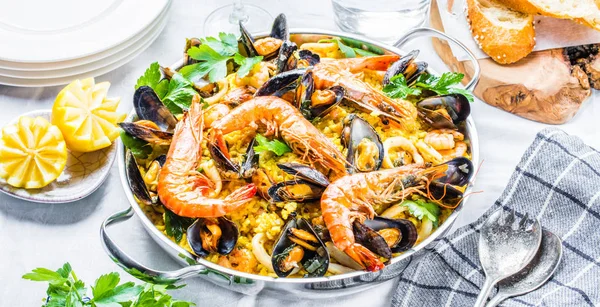 Paella Tradicional Mariscos Sartén Sobre Una Mesa Vieja Madera —  Fotos de Stock