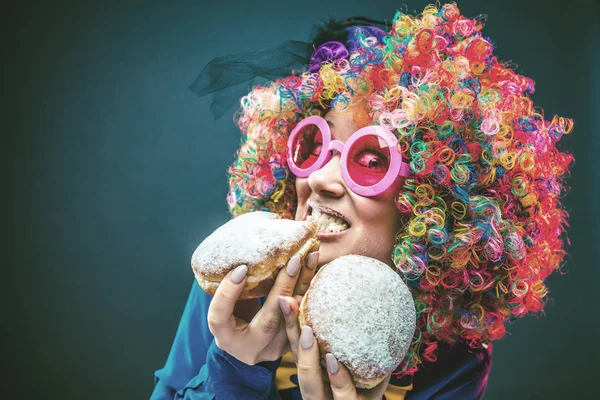 Mulher Feliz Vestindo Peruca Cor Com Itens Festa — Fotografia de Stock