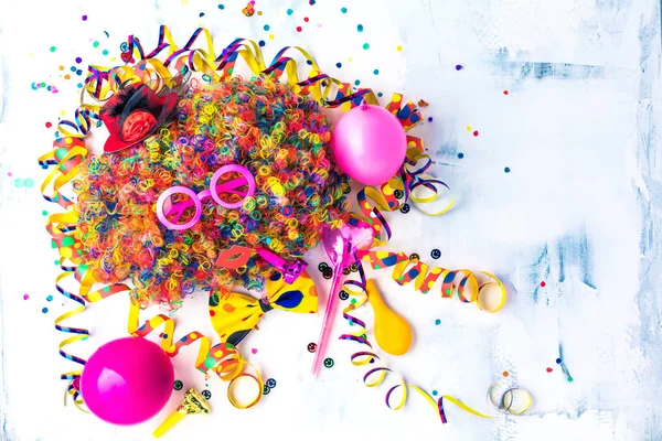 Renkli Doğum Günü Çerçeve Taş Zemin Üzerine Parti Öğelerle — Stok fotoğraf