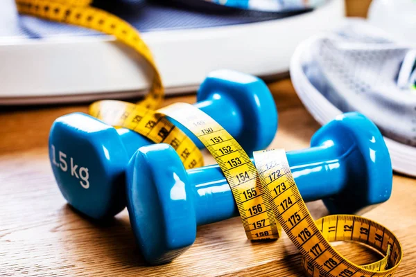 Sport Und Trainingsgeräte Auf Holzboden Mit Gesunden Snacks Gewichtsverlust Und — Stockfoto