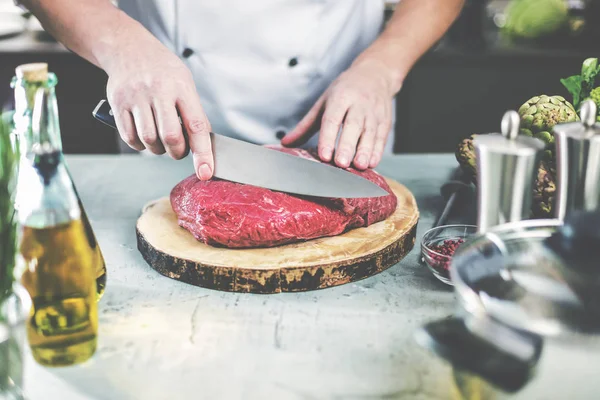 Chef Cocina Restaurante Está Cortando Carne Filete — Foto de Stock