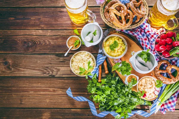 Cerveza Oktoberfest Pretzels Varias Especialidades Bávaras Sobre Fondo Madera — Foto de Stock