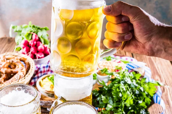 Oktoberfest Cerveja Pretzels Várias Especialidades Bávaras Sobre Fundo Madeira — Fotografia de Stock