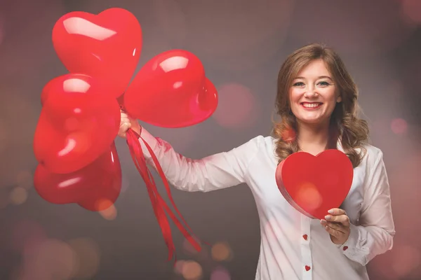 Güzel Genç Kadın Kalp Şekli Hava Balonu Siyah Arka Plan — Stok fotoğraf