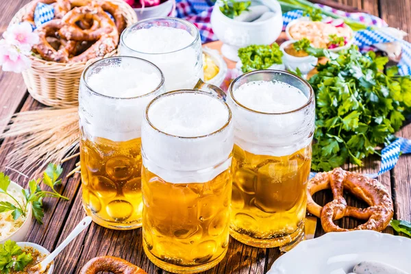 Oktoberfest啤酒 椒盐卷饼和各种巴伐利亚特产木制背景 — 图库照片