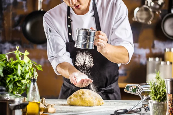 Cozinheiro Chef Masculino Preparando Massa Para Pizza Massa Mesa — Fotografia de Stock