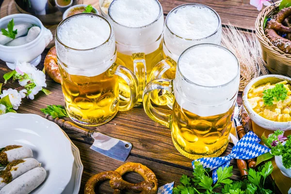 Oktoberfest Sör Perecek Különböző Bajor Specialitások Fából Készült Háttérrel — Stock Fotó