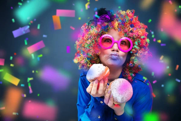 Mutlu Kadın Parti Öğeleri Ile Renk Peruk Giyiyor — Stok fotoğraf