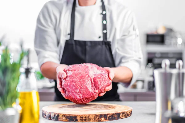 Chef Cocina Restaurante Está Cortando Carne Filete — Foto de Stock
