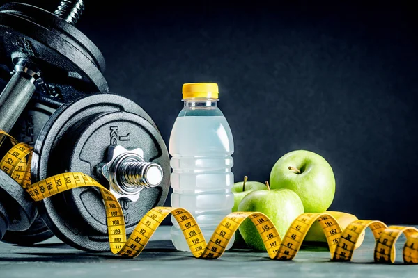 Hanteln Äpfeln Einer Flasche Wasser Und — Stockfoto