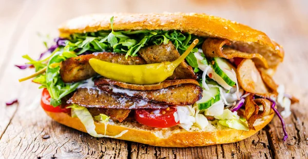 Смачний Бутерброд Кебабу Дерев Яному Фоні — стокове фото
