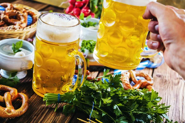 Cerveza Oktoberfest Pretzels Varias Especialidades Bávaras Sobre Fondo Madera —  Fotos de Stock