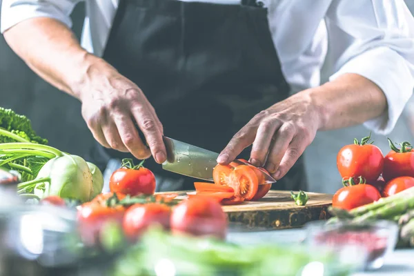 Chef Kok Voorbereiding Van Groenten Zijn Keuken — Stockfoto