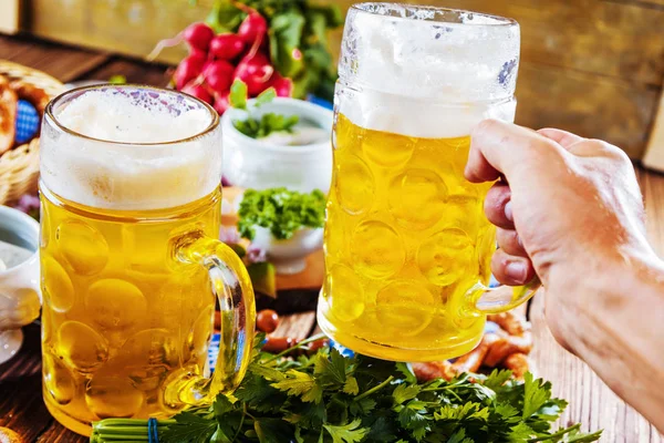 Wiesn Bier Brezeln Und Verschiedene Bayerische Spezialitäten Auf Holzboden — Stockfoto