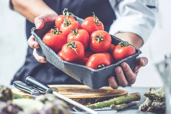 Chef Cuisinier Préparant Des Légumes Dans Cuisine — Photo