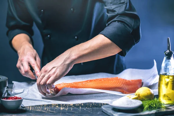 Salmone Grande Mani Cuoco Cuoco Uomo Con Coltello Tagliare Filetto — Foto Stock