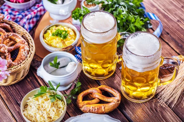 Oktoberfest啤酒 椒盐卷饼和各种巴伐利亚特产木制背景 — 图库照片