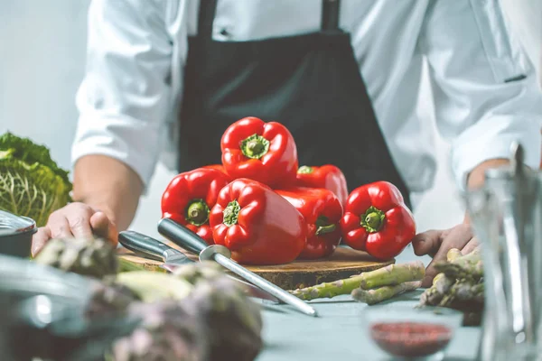 Koch Bereitet Gemüse Seiner Küche — Stockfoto