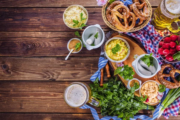 Oktoberfest Sör Perecek Különböző Bajor Specialitások Fából Készült Háttérrel — Stock Fotó