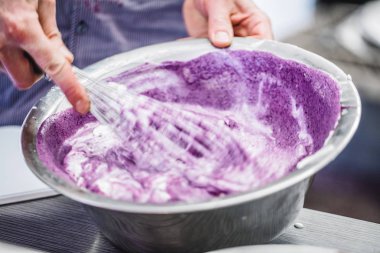 Mor krem peynir ve fırçalamak için hazırlanıyor metal kapta kek