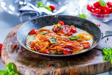 Demir tava ve Pastırmalı yumurta