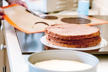 pasta dükkanı ekmek pasta ve kek hazır hale kadın elinde