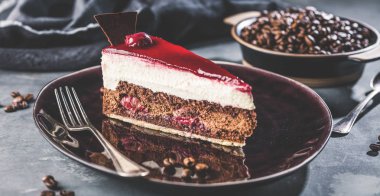 Siyah plaka gri arka plan üzerinde lezzetli çikolatalı kek ile