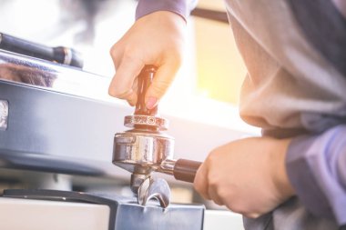  Barista kahve makinesi kafede kahve yapmak için kullanma