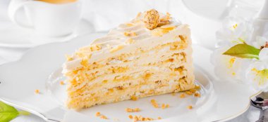 Lezzetli kek masada açık renkli plaka üzerine