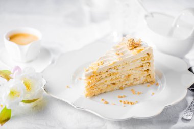 Lezzetli kek masada açık renkli plaka üzerine