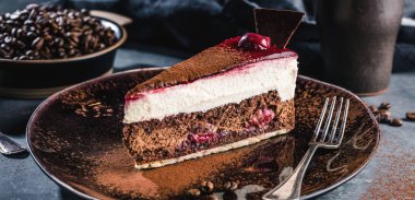 Siyah plaka gri arka plan üzerinde lezzetli çikolatalı kek ile