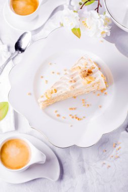 Lezzetli kek masada açık renkli plaka üzerine